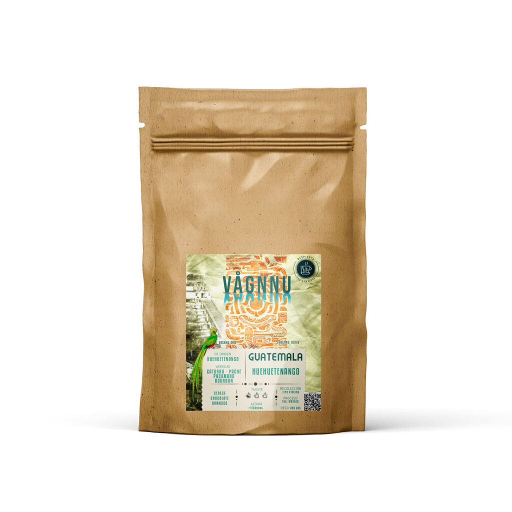 Café en granos de Huehuetenango, Guatemala, variedades Bourbon y Pacamará, tostado medio artesanal resaltando notas frutales de cereza, damasco y chocolate. VÅGNNU | vagnnu.com